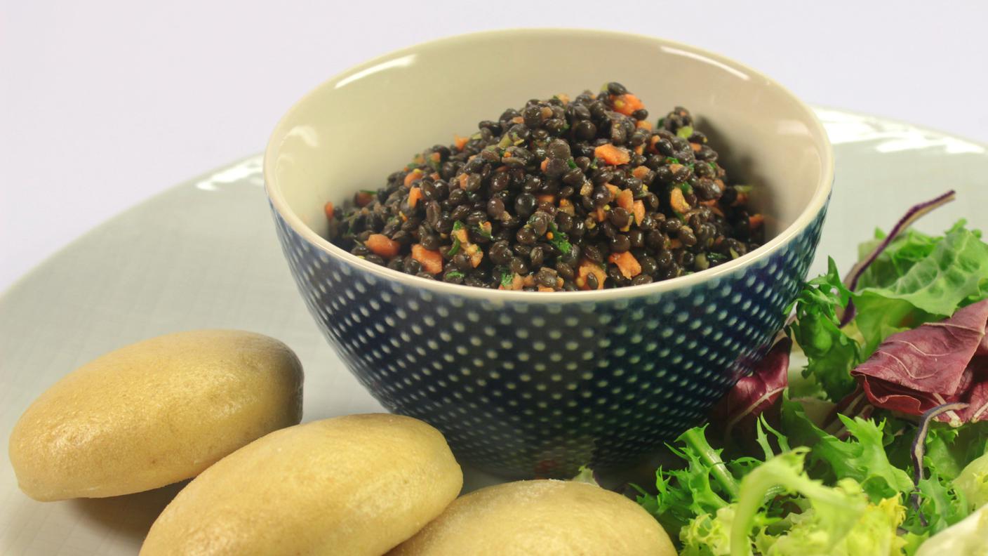 Insalata di lenticchie nere e panini integrali al vapore