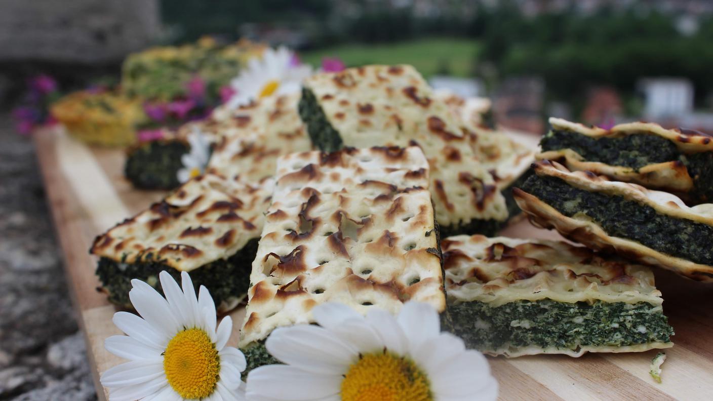 Torta di pane azzimo con tarassaco e ortiche