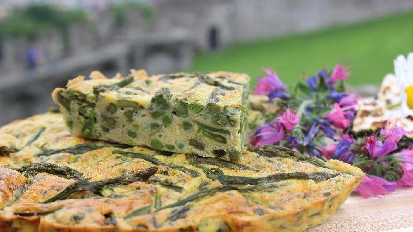 Clafoutis di asparagi selvatici, taccole, piselli e aglio orsino