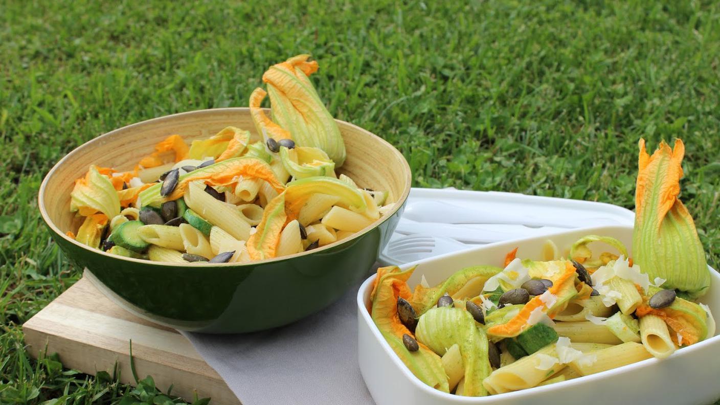 Insalata di pasta con zucchine fiorite, melanzane e semi di zucca