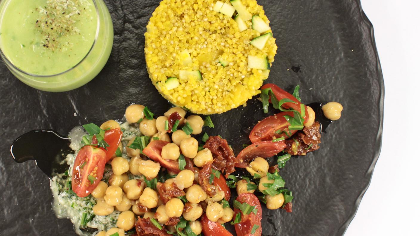 Insalata di quinoa e ceci al pesto e zafferano con zuppetta di cetrioli