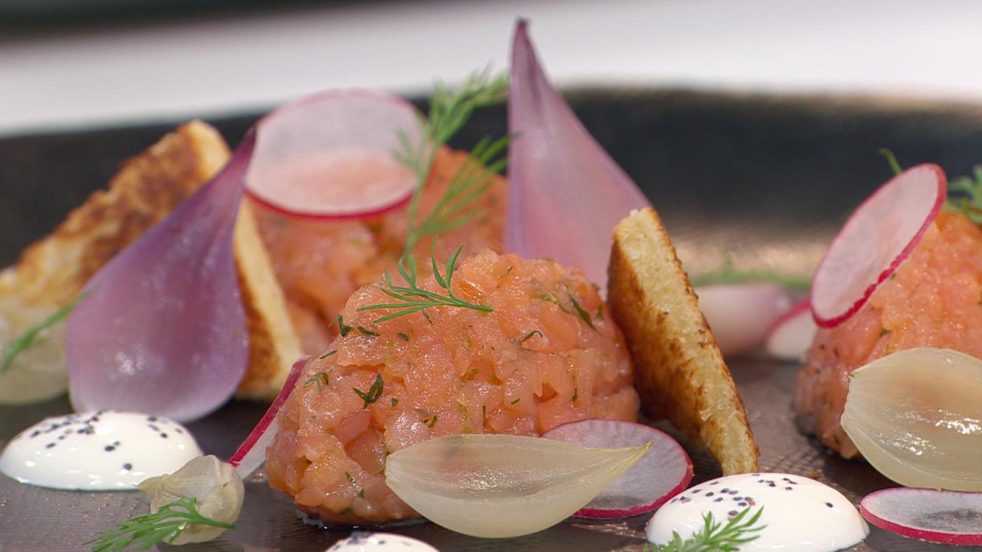 Cipolle al camino con tartare di salmone