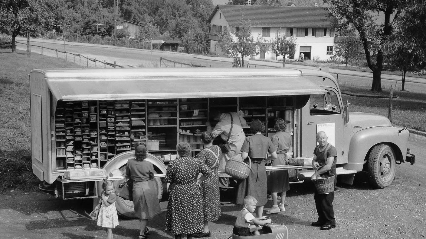 Una tappa del furgone Migros in una zona di campagna (1946).