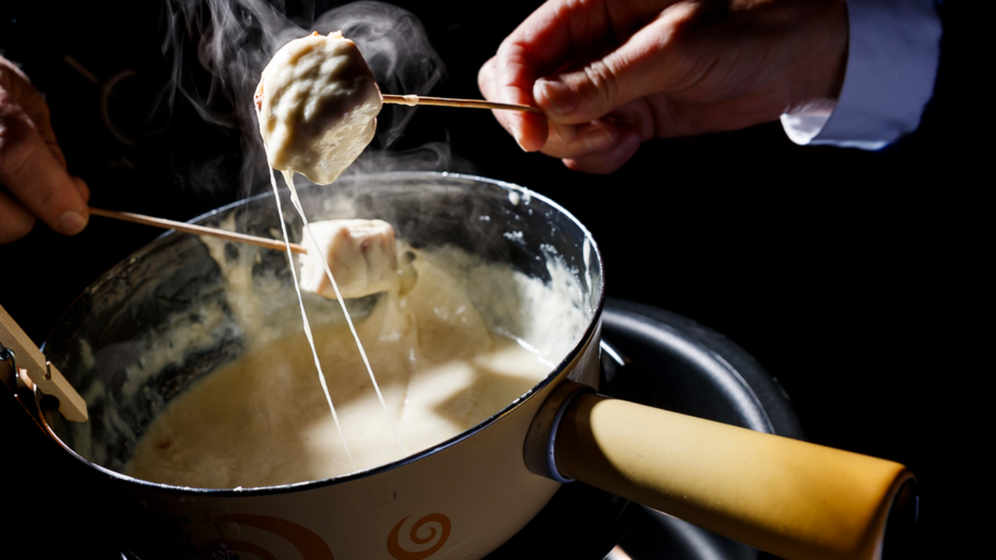 Le fondue più classiche sono la “Moitié-Moitié”, a base di una miscela di Gruyère AOC e Vacherin friburghese AOC, e la “Fondue al Vacherin” a base di puro Vacherin. 