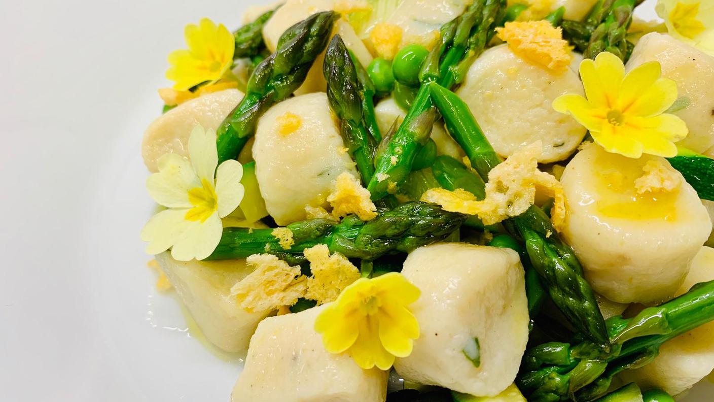 Gnocchi di ricotta con asparagi, piselli e zucchine