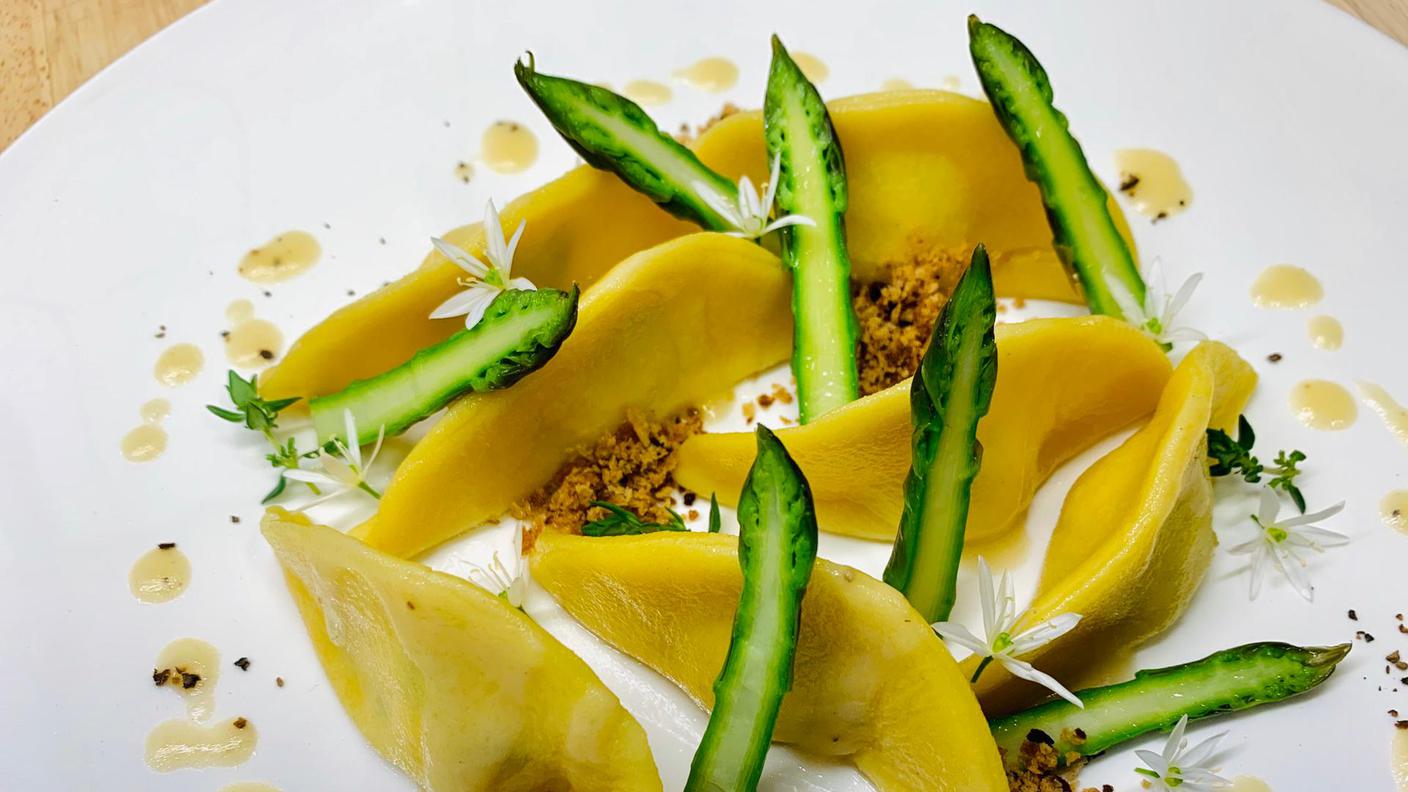 Ravioli di patate alle punte di asparagi e aglio orsino