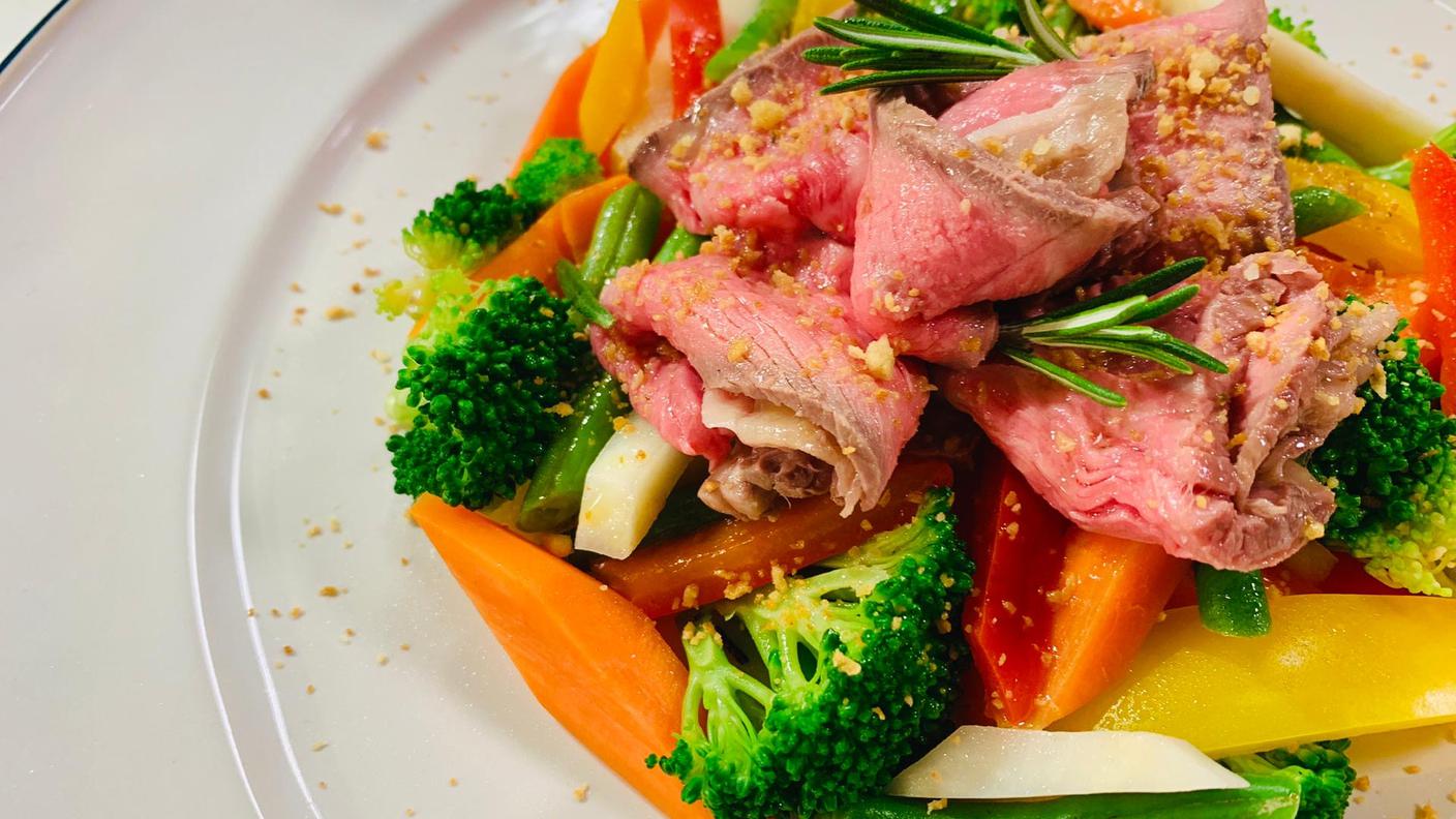 Tagliata al vapore con pane croccante.JPG