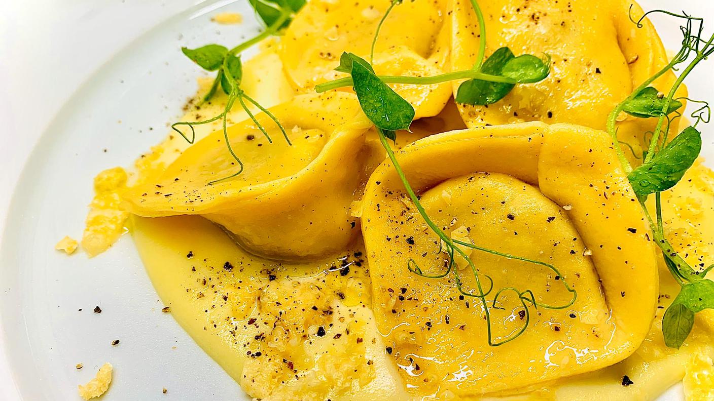 Agnolotti al ripieno di costine, mele e verze con salsa al taleggio
