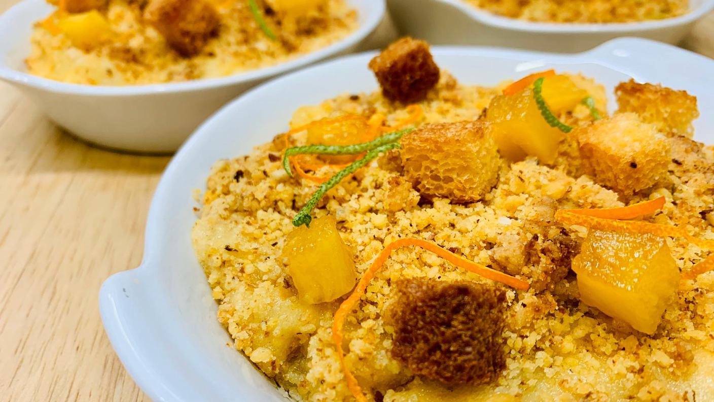 Crumble di pandoro, crema alle mandorle e ananas caramellato