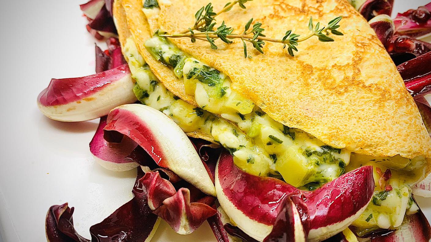 Crespelle di farro con cime di rapa, formaggella e insalata di radicchio