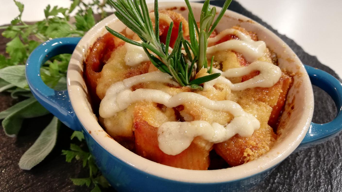 Mezze maniche con polpettine vegetali e cremoso di anacardi 