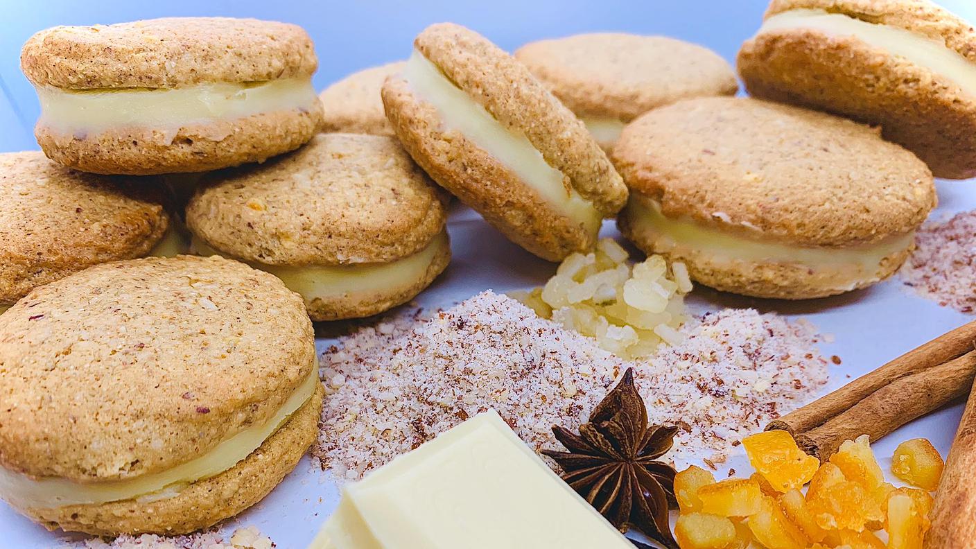 Sandwich di biscotti speziati e cioccolato bianco