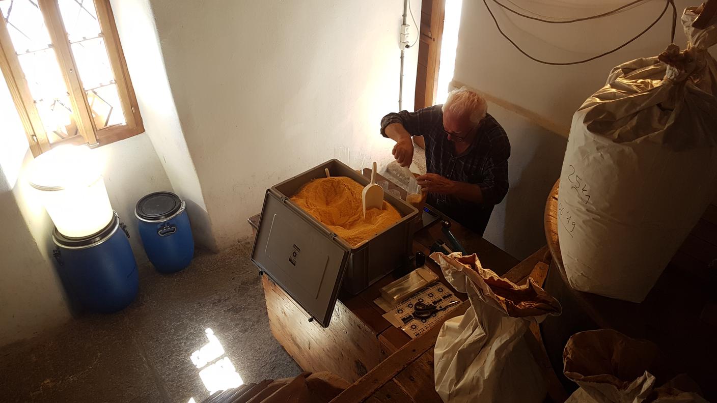 Mulino di Efra, mugnaio_al_lavoro .jpg