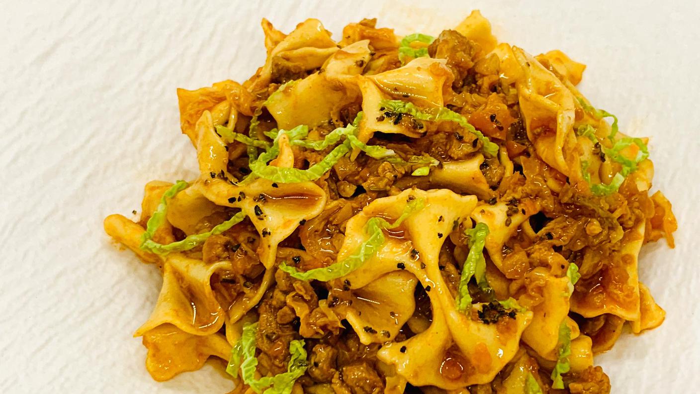 Farfalle al ragù di maiale brasato e verza