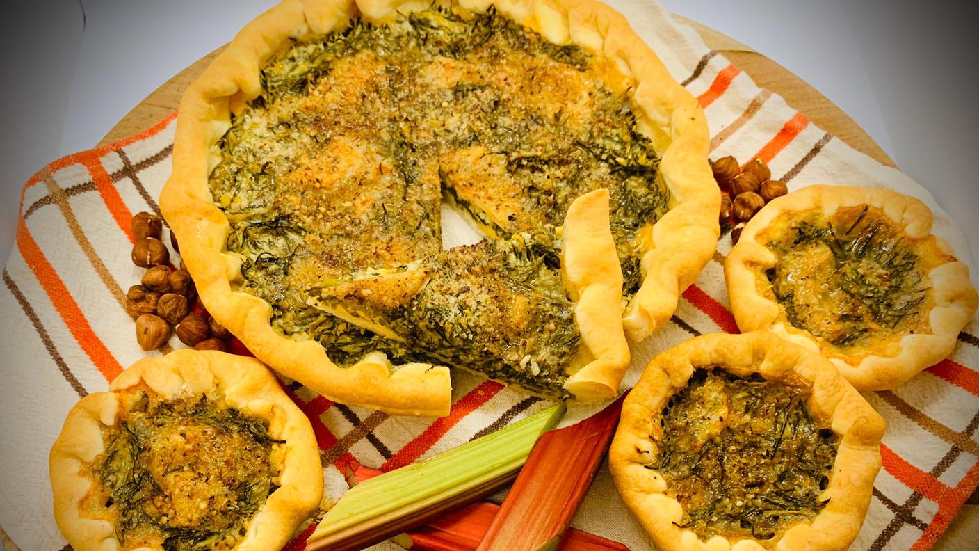 Torta al rabarbaro e agretti con pasticcera salata