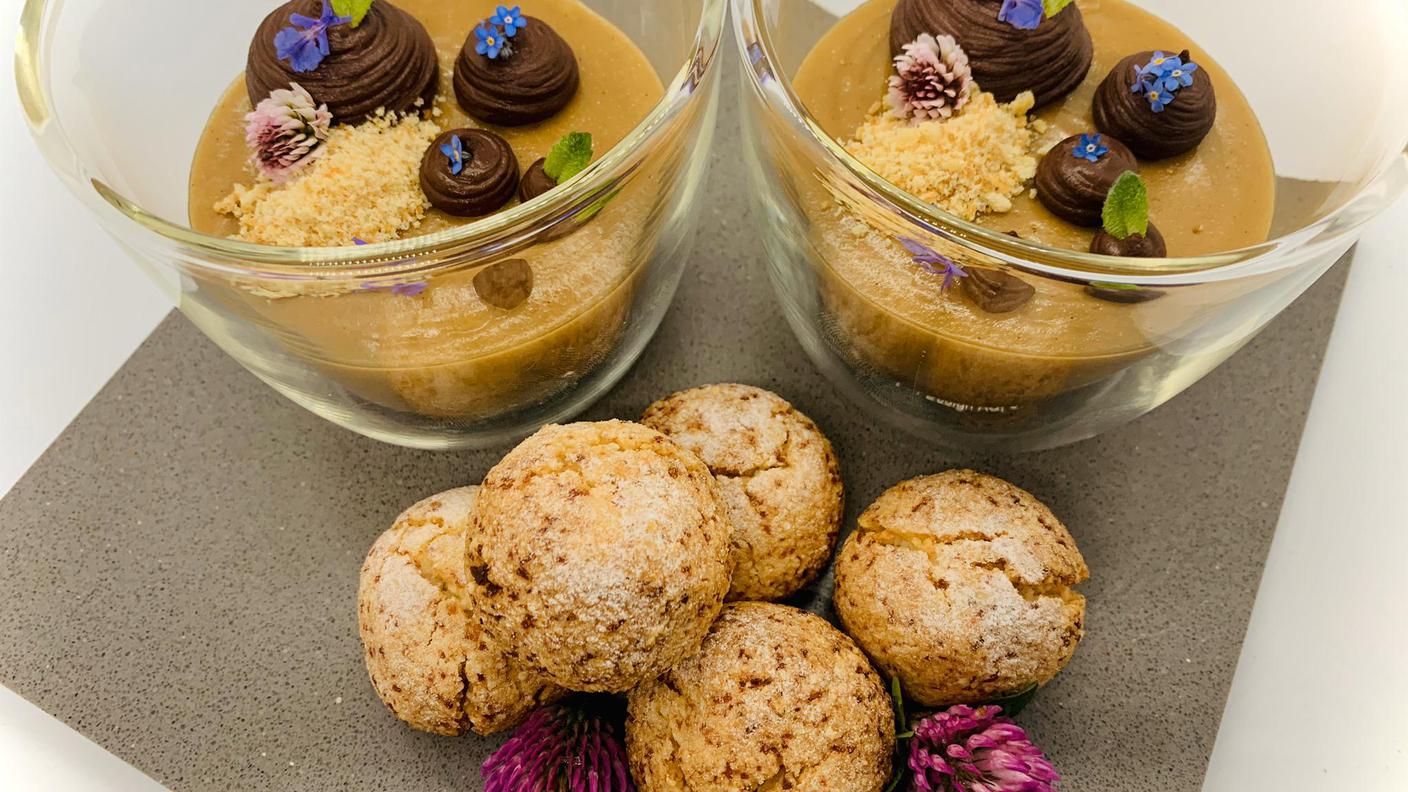 Budino di uova sode con mousse al cioccolato e amaretti morbidi agli albumi sodi