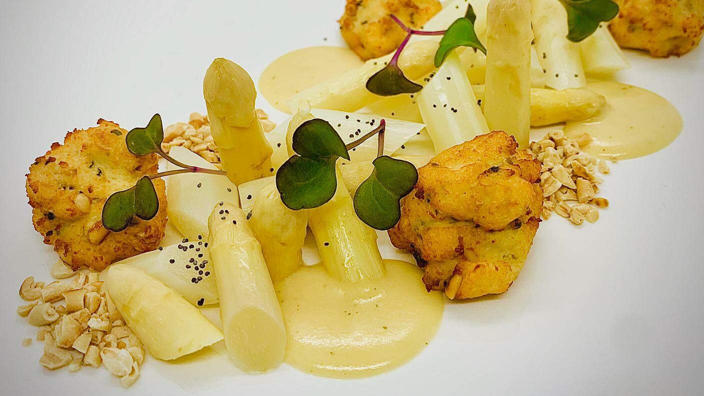 Asparagi bianchi burro e timo in salsa con frittelle di ricotta salate
