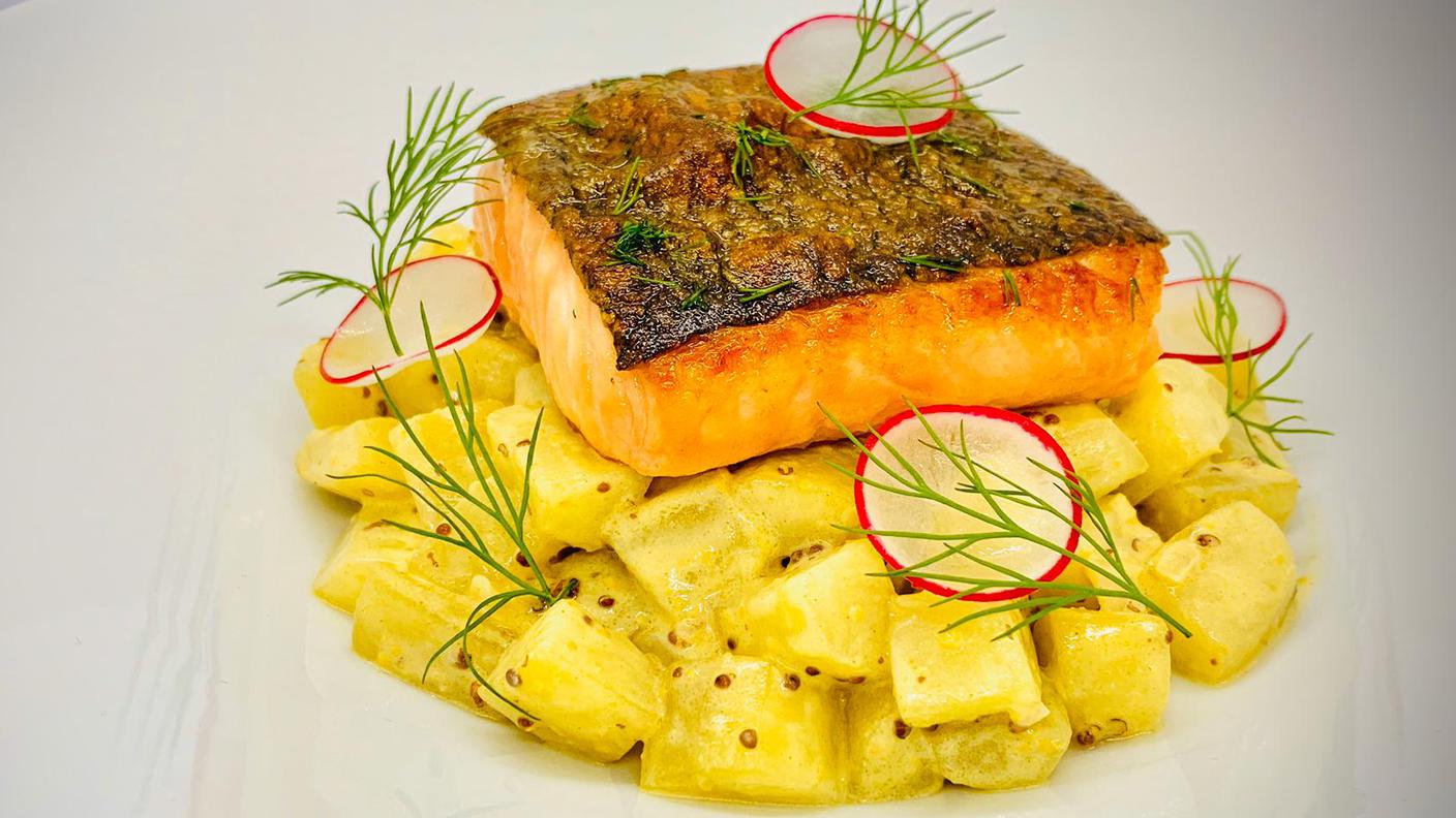 Salmone grigliato al burro aromatico con cetrioli brasati