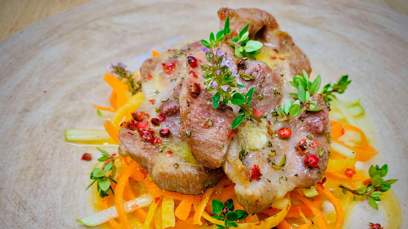 Tagliata di coppa di maiale al forno con insalata di carote e mele al pepe rosa