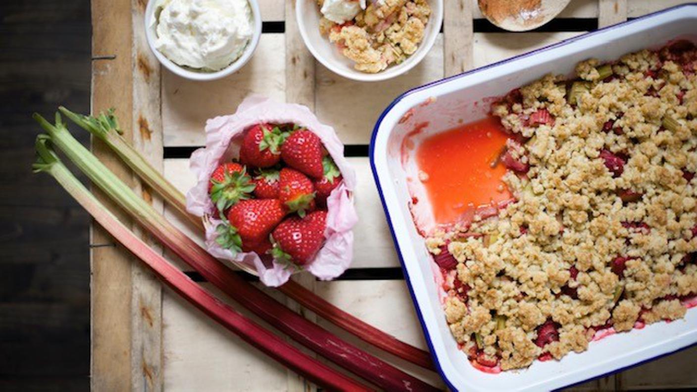 Crumble con fragole e rabarbaro