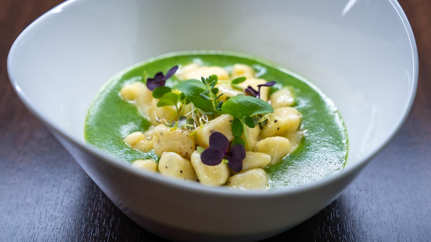 Gnocchetti di patate e büscion di capra profumati alle erbe aromatiche su crema di ortiche 