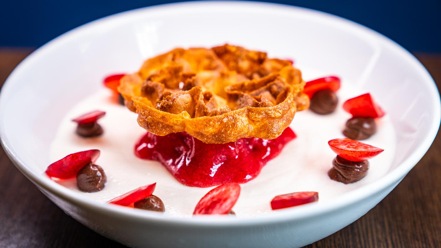 Mousse di yogurt vegano, granita di ciliegie e waffle di farina Bóna