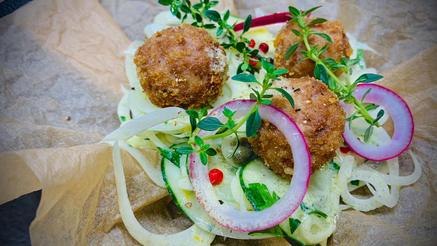 Cartoccio di polpette con insalata di finocchi e cetrioli