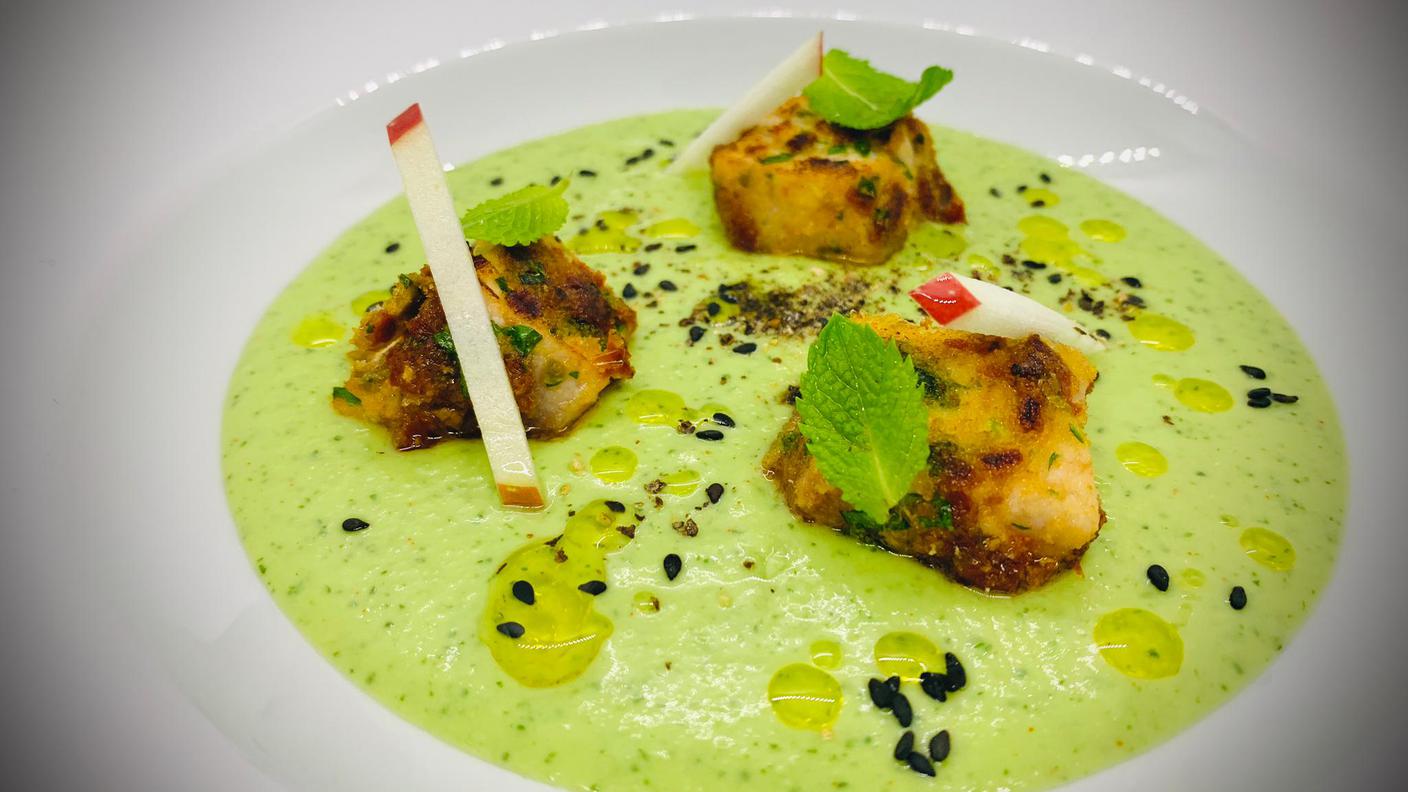 Gazpacho yogurt e cetriolo alla menta con spada dorato