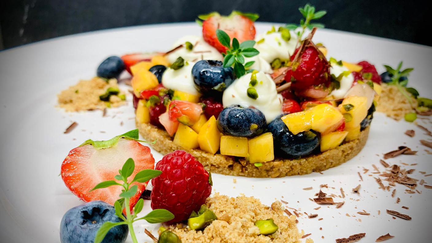 Tartare di pesca e frutti di bosco su cialda croccante e crema di mascarpone