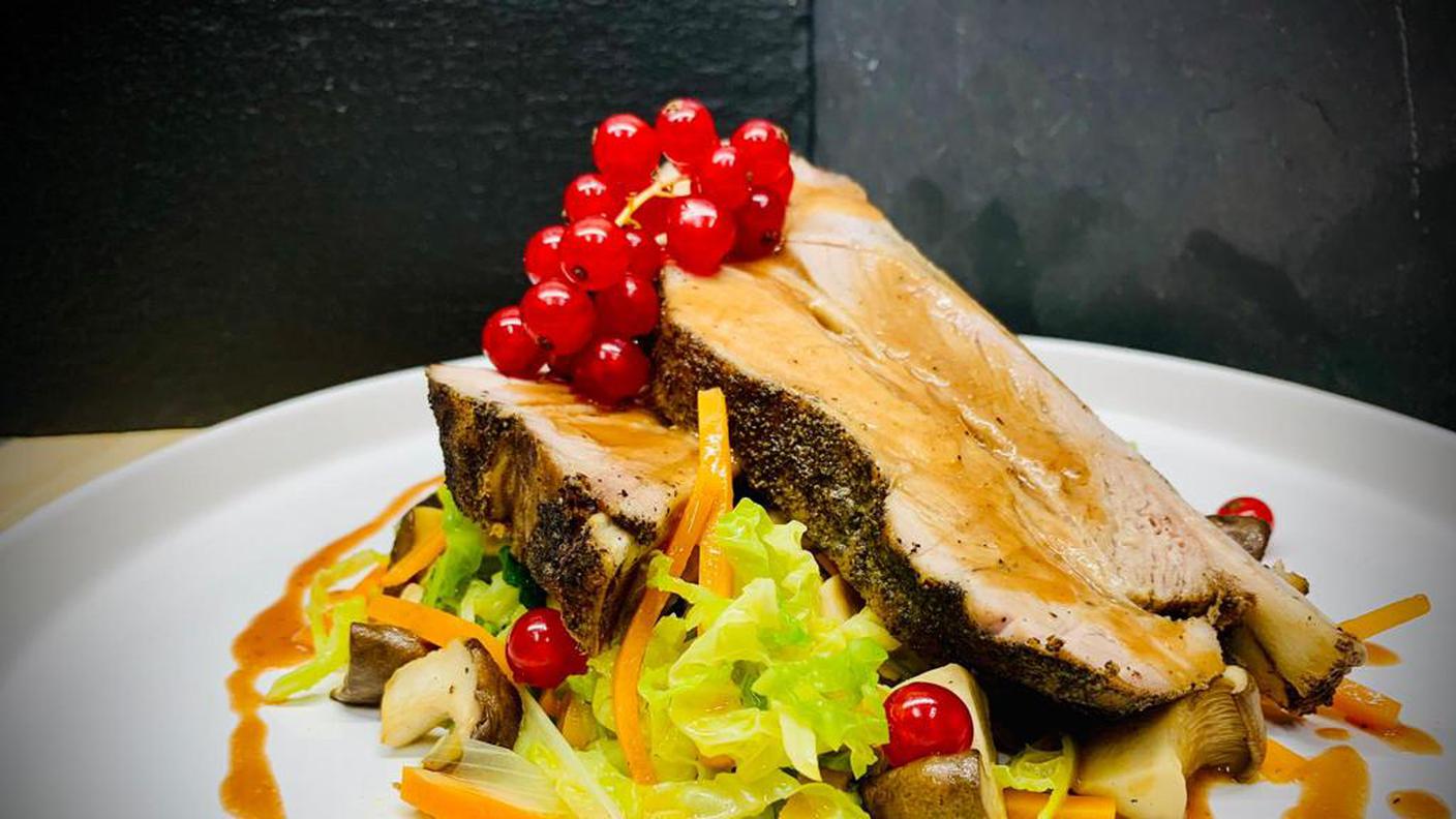 Costine di maiale al forno, spadellata di verza e funghi e salsa ai ribes