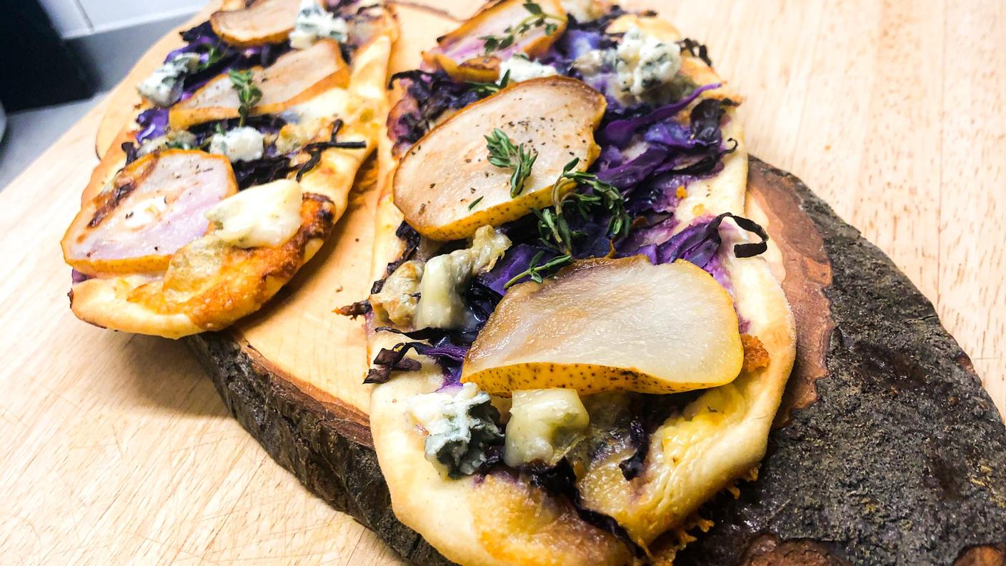 Flammenkuchen con pere, cabis e roquefort