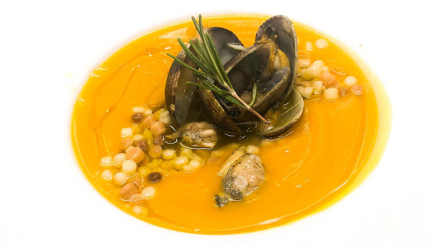 Crema di zucca allo zenzero con fregola e sauté di vongole