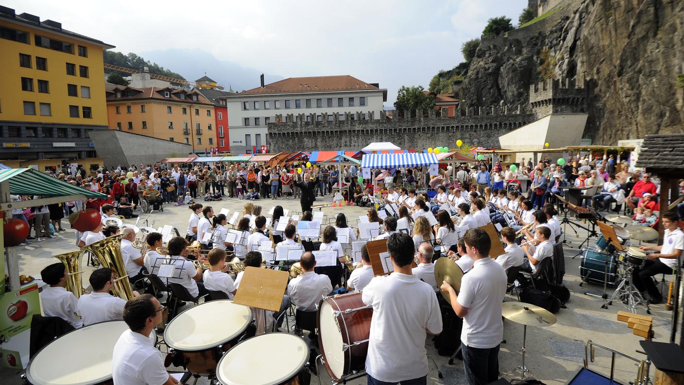 Bellinzona città del gusto 2011, cerimonia ufficiale di chiusura della Settimana del Gusto. Nella foto veduta panoramica durante la festa il Piazza del Sole.