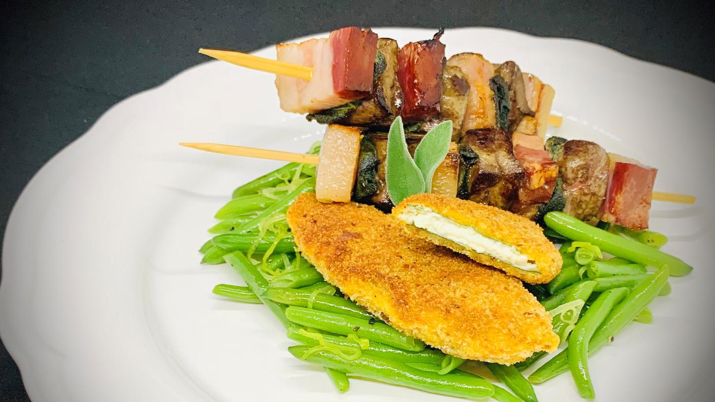 spiedini di fegato con salvia fritta ripiena e fagiolini ripassati