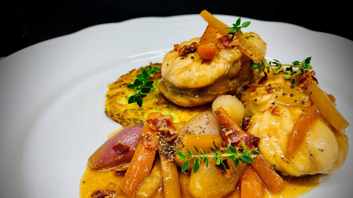 Brasato di pesce alla birra, bacon croccante e scalogni con rösti di verza e patate