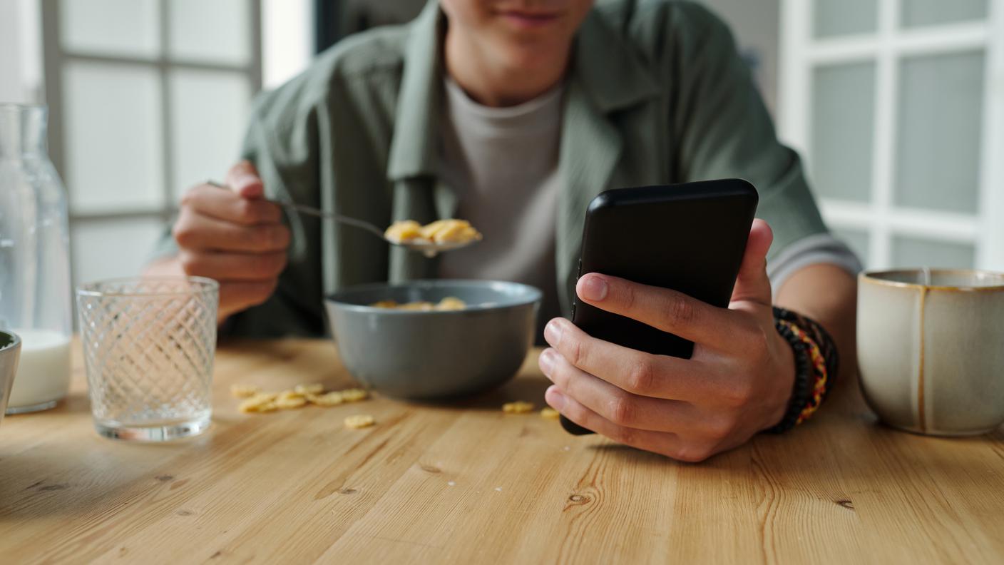 mangiare davanti al telefono smartphone