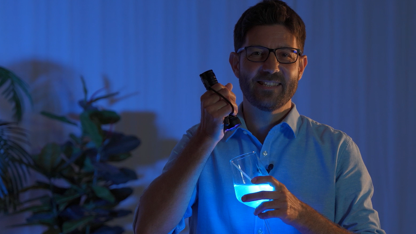 Christian Bernasconi, gin, sembra una bufala ma, fluorescente, luminoso