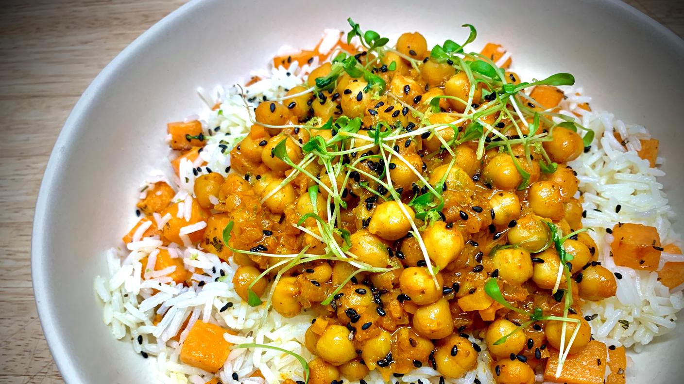 Curry di ceci su riso e patate dolci