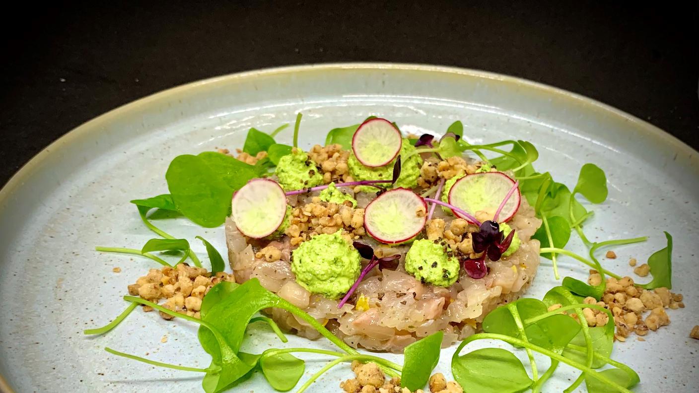 Tartare di trota alle erbe e nocino con pesto di cavolo rapa