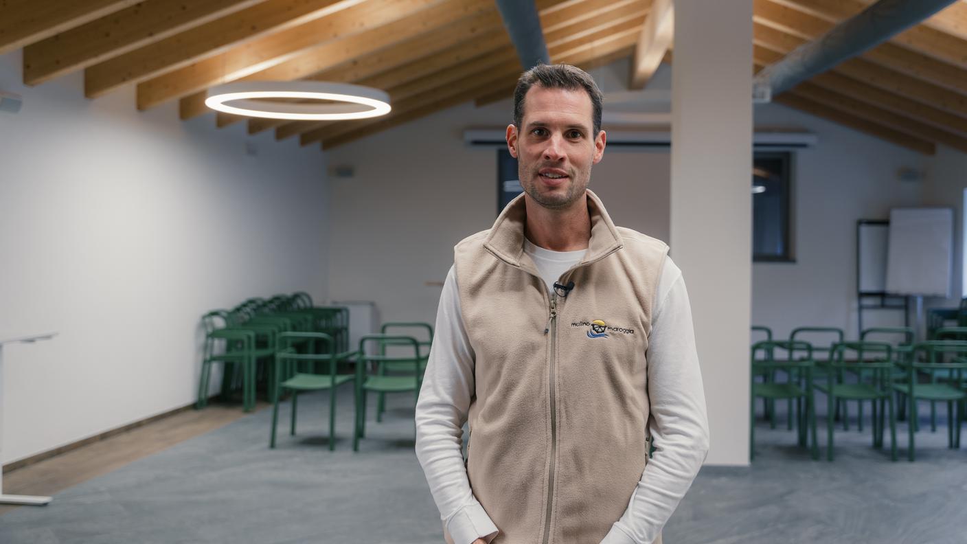 Alessandro Fontana guida la storica impresa nata negli ultimi anni dell’Ottocento per volontà del fondatore Michael Stadlin, discendente di una famiglia di mugnai attivi nella Svizzera centrale. La struttura di Maroggia affonda le sue radici nei mulini attivi già dal 1800 ed è cresciuta nel tempo. La volontà di mantenere viva la tradizione molitoria è stata sostenuta da generazioni, e oggi Alessandro guida questa realtà, ereditata dal padre Luigi, che coniuga storia, tecnologia e territorio nel cuore della filiera cerealicola del Ticino.