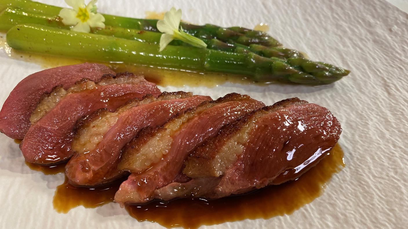 Magret d’anatra arrosto con salsa al Marsala e asparagi alla fava di Tonka