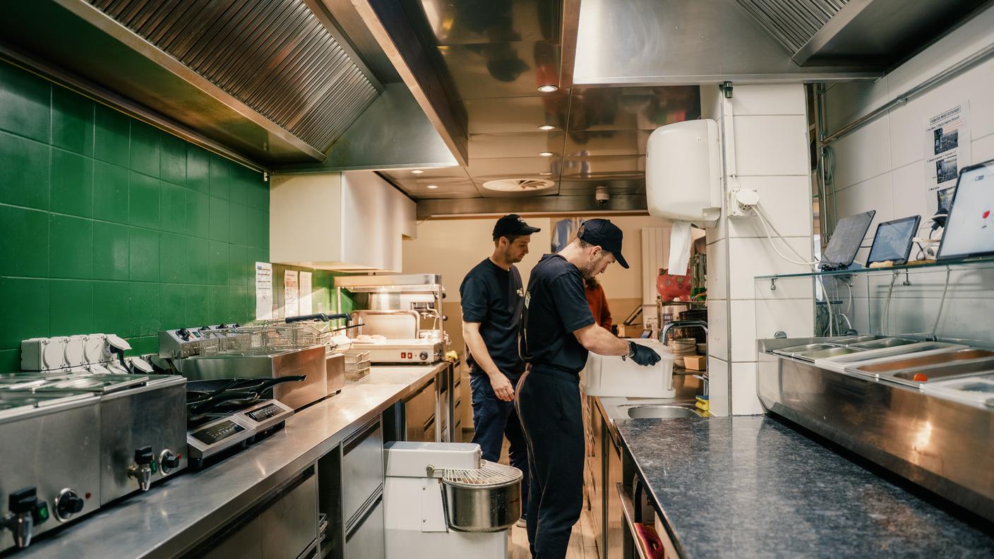 Giuseppe e Mirko mentre preparano l’impasto delle pite. 