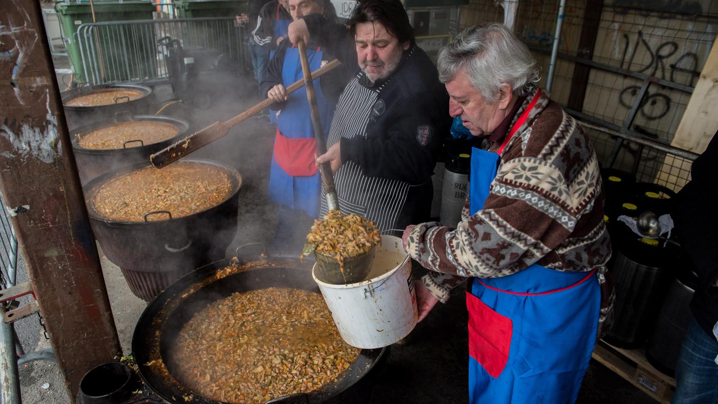Chiasso: carnevale Nebiopoli, tradizionale preparazione e distribuzione della busecca. Nella foto veduta sulle 13 caldaie colme di busecca preparate come da tradizione per la distribuzione alla popolazione. © Ti-Press / Francesca Agosta