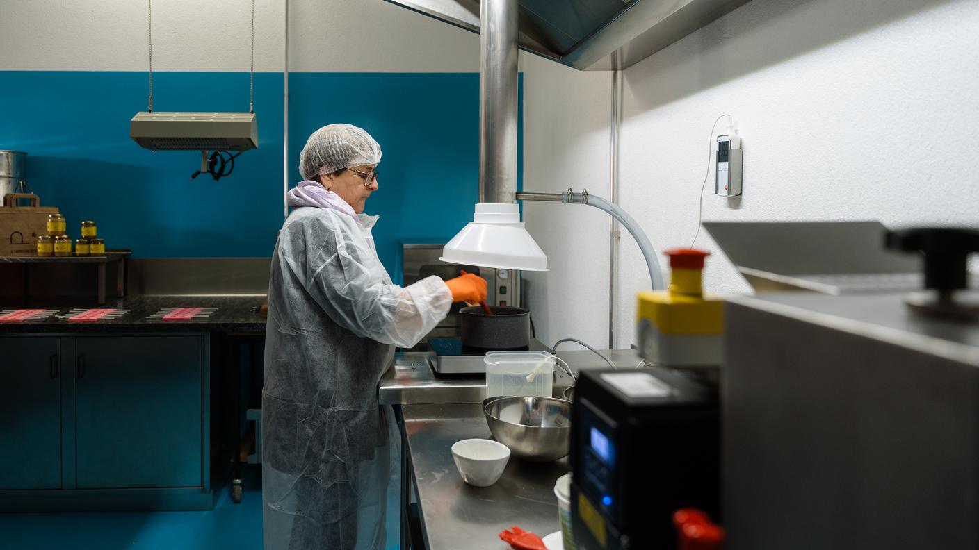 Paola Fischer nel suo laboratorio di caramelle artigianali