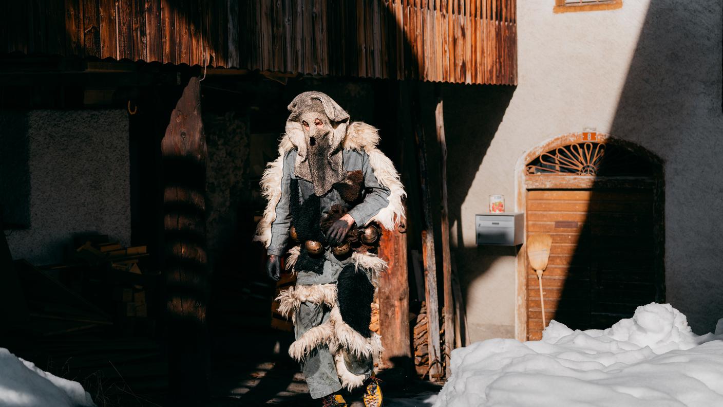 I ragazzi indossano vecchi abiti, pellicce, maschere e campanacci e cercano di catturare scolari e giovani donne nubili per annerirne il viso.