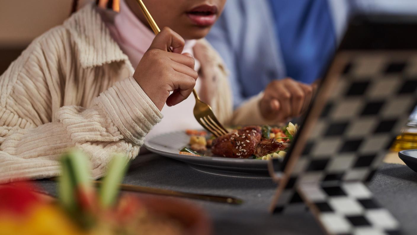 bambina, bambini, tavola, tablet, cellulare, mangiare