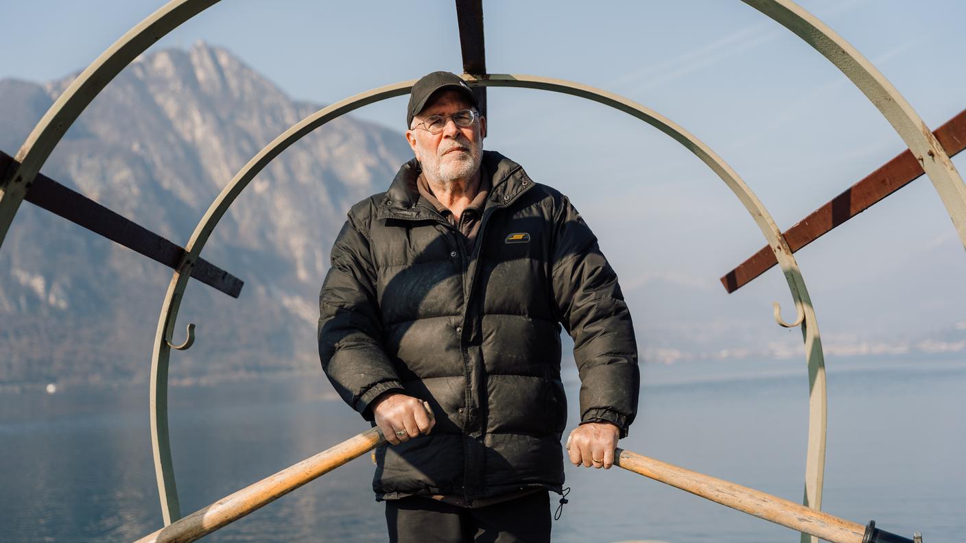 I gesti della pesca, Moreno Orsatti, li ha imparati presto, da bambino, su una riva di Bissone dove «si giocava e si lavoravano le reti». A due anni era già in barca con il nonno; più tardi, adolescente, cercava di contrattare la pesca con “un’oretta soltanto” – e finiva sempre per restare due ore, due ore e mezza, perché il tempo sull’acqua scivola via senza chiedere permesso. Il lago gli ha insegnato perfino a nuotare: una corda sotto le ascelle, un giorno caldo d’estate, e la paura trasformata in simbiosi. Prima di essere pescatore, Moreno è stato docente di scuola media; poi è tornato alla sua linea più lunga: «figlio di pescatori, nipote di pescatori». Oggi, tra reti da preparare e albe da inseguire, porta avanti un mestiere che per lui è identità: non riesce a immaginarsi senza il lago, senza la pesca, senza una barca. E quando racconta delle alborelle messe a seccare sui lenzuoli bianchi, con i bambini incaricati di scacciare “le mosche” — che mosche non erano — si capisce che in quelle storie c’è più di un ricordo: c’è un modo di vivere, e di resistere, che ha il sapore del Ceresio.