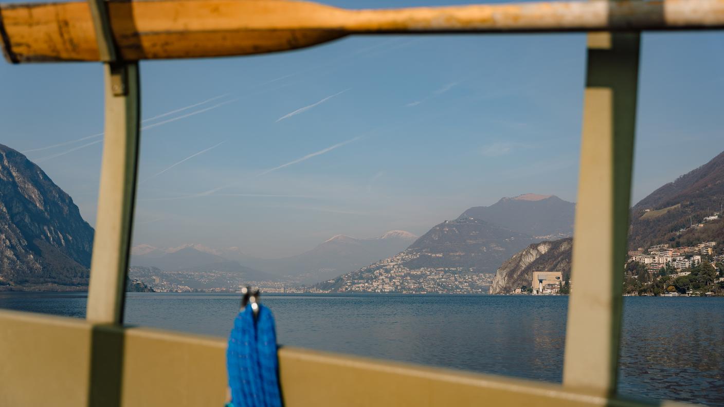 Nel descrivere il lavoro del pescatore, il nostro cicerone sottolinea quanto sia duro, ma anche riconciliante con la natura e con un senso di pace: «C’è una luce, una tranquillità... Sei tu con le reti, col tuo lago, in una calma che i telefoni e le email non possono disturbare. È un lavoro che, seppur faticoso, offre grandissime soddisfazioni».