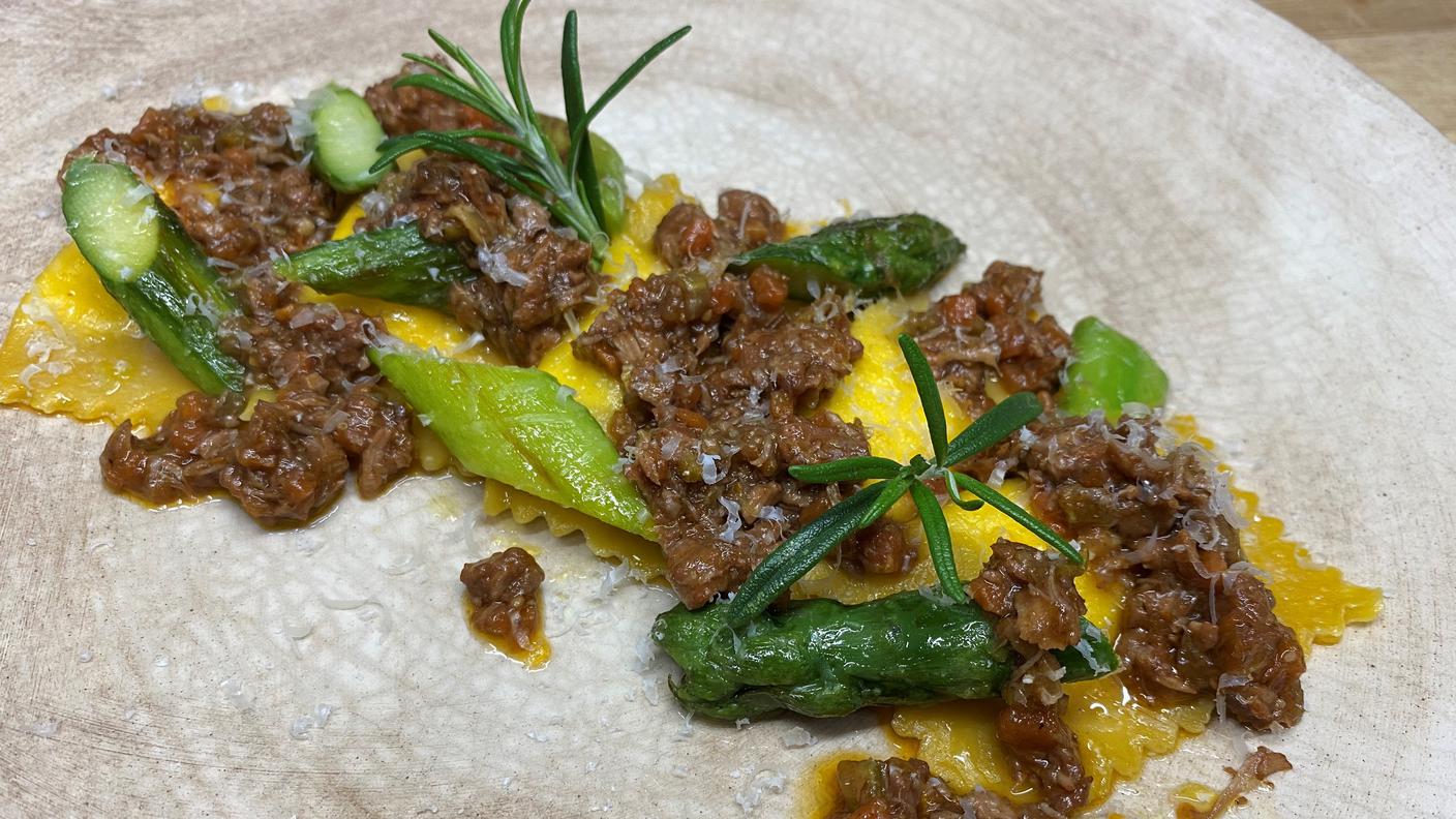 Ravioli con ricotta di pecora al ragù di ossobuco e asparagi