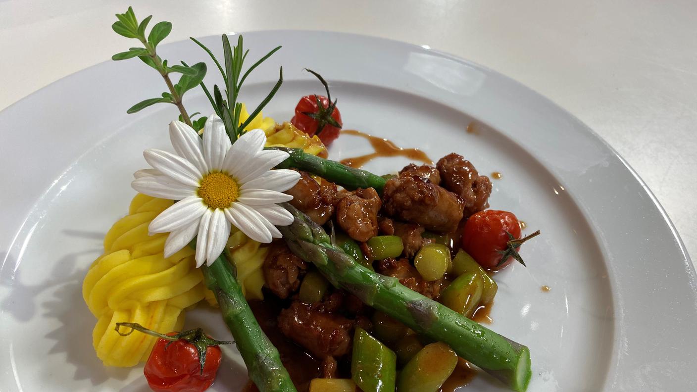 Purea di patate allo zafferano con ragoût di luganighetta e asparagi verdi